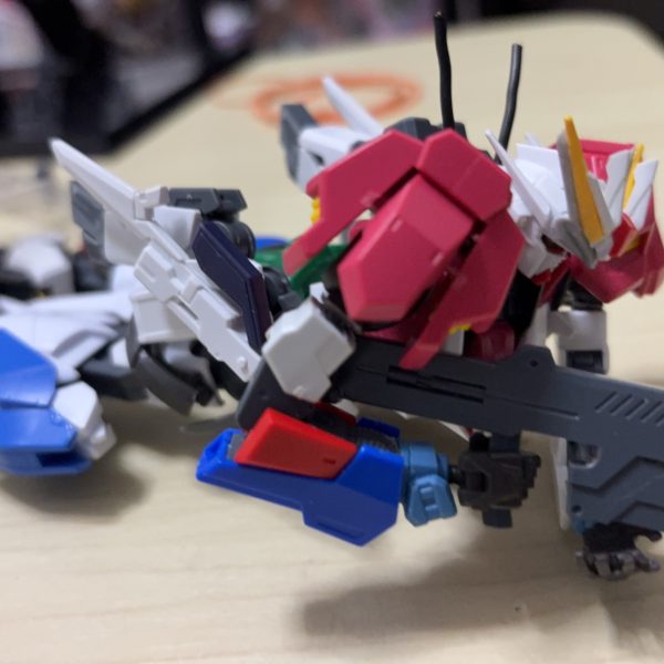 これは…何月のものでしょう。ヒーターがあるので冬なのは分かりますが塗装がめんどく歳という理由でこの機体は…しまわれた…だからこの物語はここで終わりなんだ… 遊ぶのに特化したガンプラを作った。今ではいい思い出だ。俺たちはまだ終わらない。君も…そう思うだろう？ 今日の空は…快晴だ。 ～完～（2枚目）