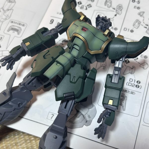 下地を黒と白でグラデーションかけてグリーンの発色を上げようとしていましたが、グリーンの隠蔽力が強すぎてグラデーションが無意味になりました。ワントーン暗めのグリーンもしくは黒を上からエッジだけ狙って色をつけるか、ワントーン明るめのグリーンを全体に塗るか、あるいはこのまま進めるか。。。悩んでおります。ライトグリーン部がグラデーションしっかりかかっているので、意外と全体のバランスとしてはこのままでもいいかもしれませんが。次は白外装を仕上げていきます。7月中に終わらなかったな。（2枚目）