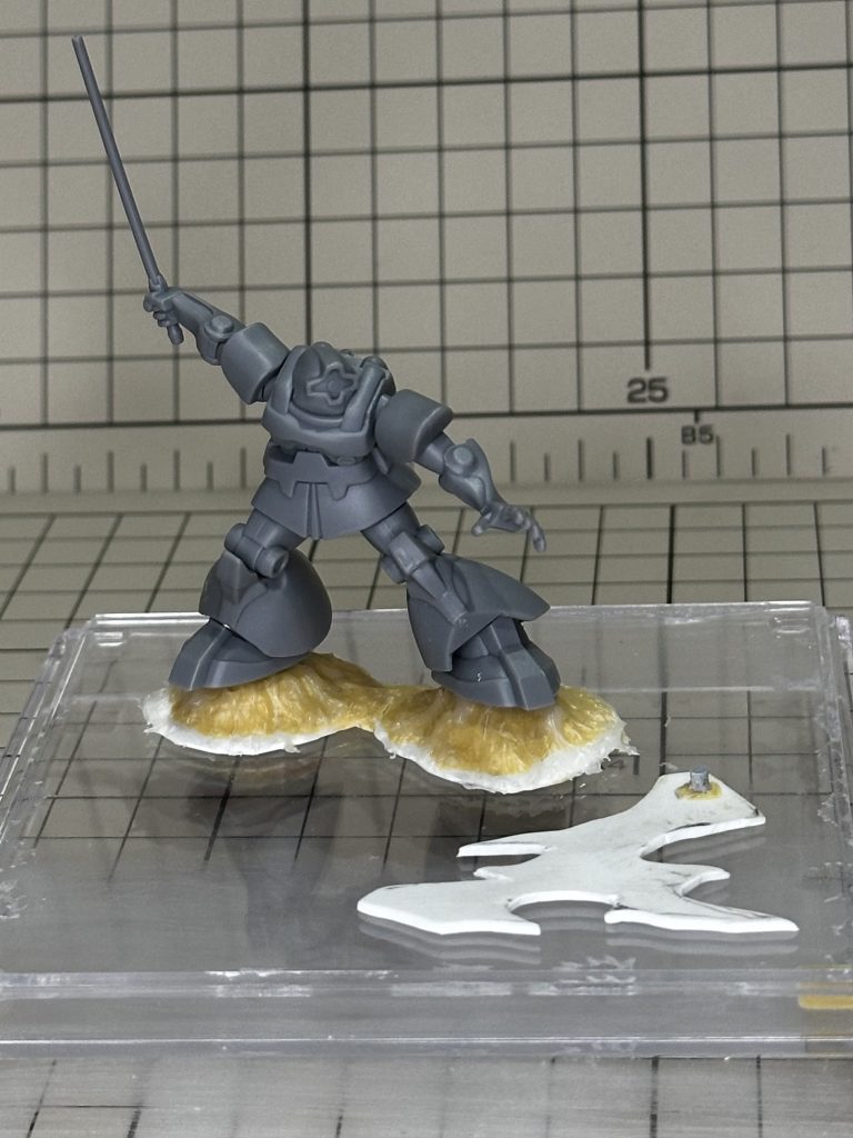 自作した台座。ドムのホバーは塗るまでどうなるか不安でした。