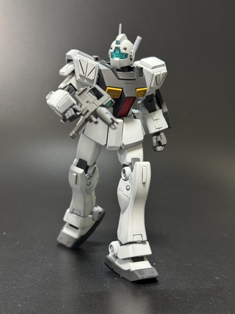 成形色はベージュぽかったんですがバンダイの商品ページの作例がホワイト寄りの塗装だったのでそれに合わせてホワイトで塗装しました。