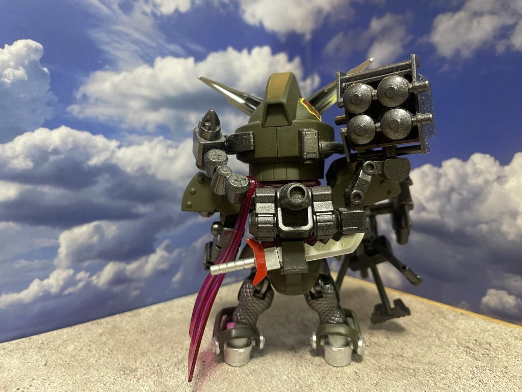 後ろ姿。マフラーをすると被り物の座りが悪い…どっちかマフラーやめるとバトルマスクも装着できそうですが、今回はマフラー優先で^_^