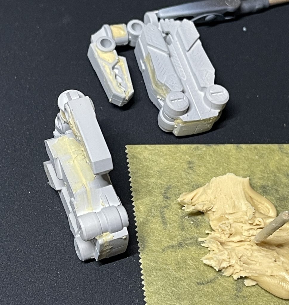 このパーツは穴だらけでしたので、3Dプリンターでパーツを作ってみました。FDMですので細かなディテールは無理ですが、ぱっと見ではギリギリいけるかな〜と!あと、画像のパテと瞬着パテも使いましたが、ヤスリが掛け辛く、結構妥協してます。