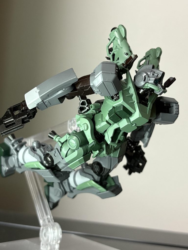 やはり可動域はジークアクス系のキットなので申し分ないですね。