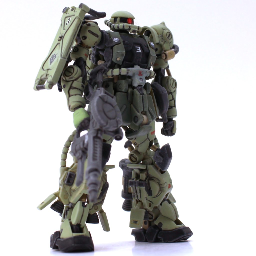 スミ入れも難しかったです。流し込み塗料の量をミスるとリカバリーに苦労しますし、かといってこのモールド量を全てペンで入れるとなると膨大な作業なのと、0.02mmペンを以てしても箇所によっては太過ぎる線になってしまい不格好で、色々と試行錯誤が必要でした。