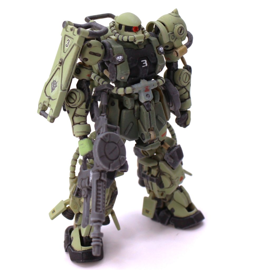 ゲート処理、合せ目消し後、緑2色はラッカースプレーで吹き、その後エナメル筆塗りで塗り分けをしました。肘部、脚部タンクは塗りにくいので一度切り離し、塗装後に再接着しています。