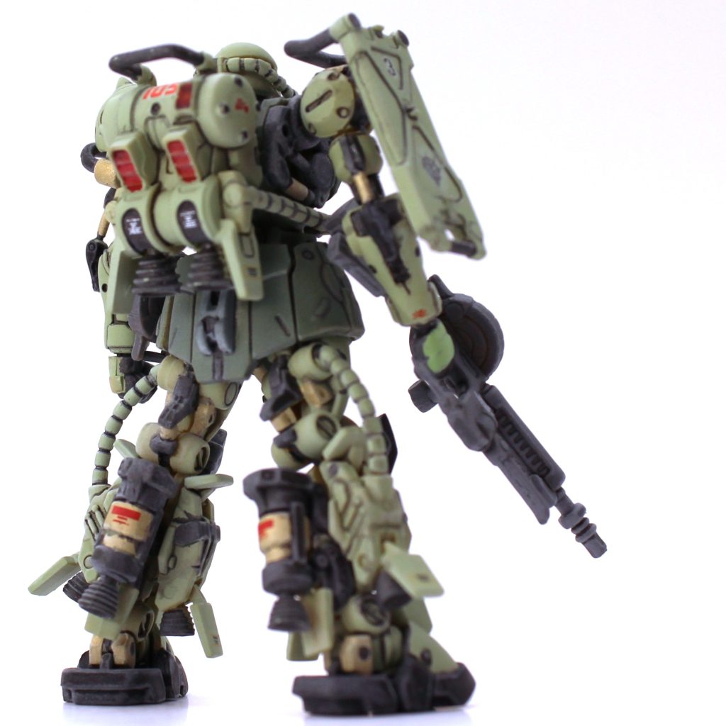 小さいので写真撮るのも非常に難しいですね。ピントぶれぶれで恥ずかしい限りですが、まともな写真の撮れ高が足りませんでした。基本塗装後、0.02mmの油性ペンや流し込みのスミ入れ塗料を使いスミ入れ、デカールを貼り、クレオスのスムースつや消しクリアを吹いてフィニッシュとしました。