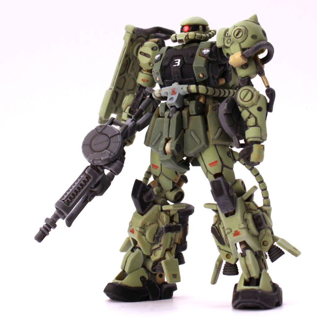 頭部はモノアイ部をドリルで少しザグり、出目金にならないようにしてメタリックシールを貼りました。ですが完成して見てみると頭部はかなり不満が残る出来です。もう1体あるので、そちらはモノアイレール部をくり抜いてモノアイパーツ新造、上下分割線は接着して消そうと思います。