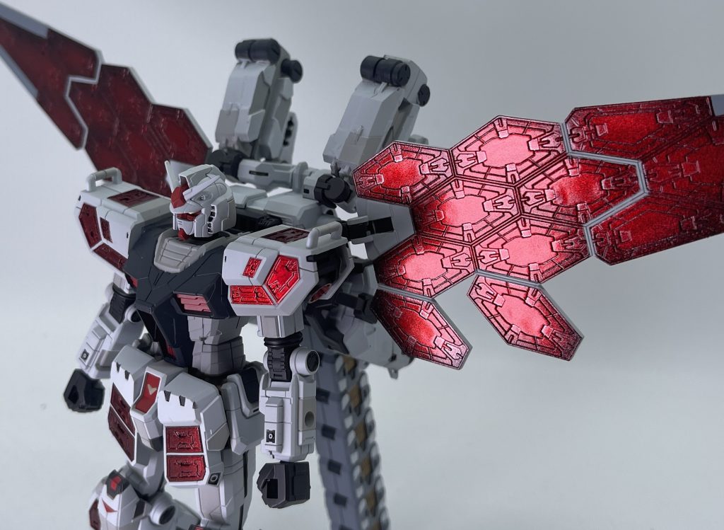 上方からのアングルです。パネルはキャンディ塗装で、シルバーはラフシルバーにしました。レッドはガイアのクリアレッドを3層→さらに、レッドにクリアーを追加して2層→更に溶剤を追加してシャバシャバにして2層で塗ってます。又、墨入れは隠れる左肩で試したら悪目立ちしそうでしたので入れないことにしました。