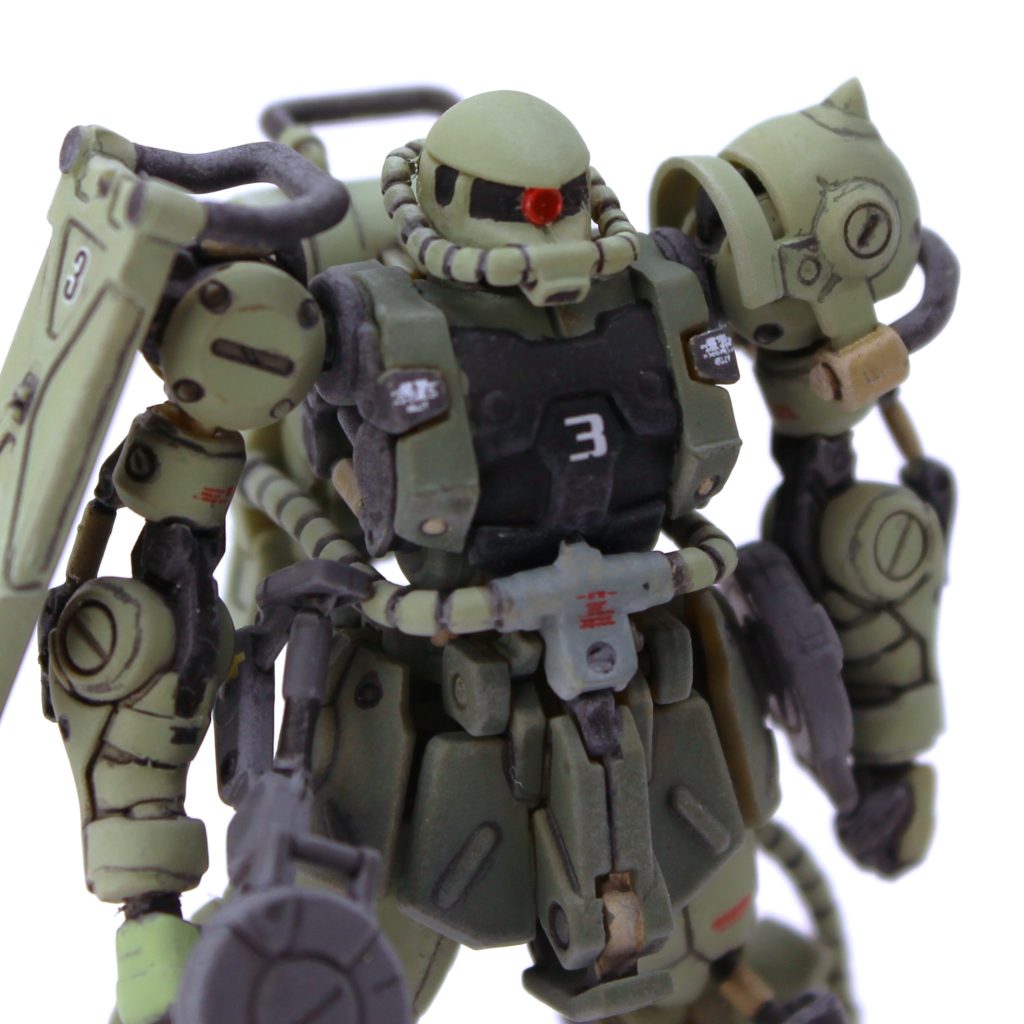 晴れた夕暮れ時の屋外でクリアを吹いたのですが、若干白被りしてしまいました。最後の最後で悔しいところですが、まあ良い塩梅でエッジハイライトが出来た事にして自分を納得させました。夏の屋外塗装はやはり難しいですね。