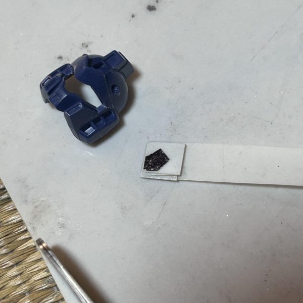 プラ板積層からの削り出しで形が出来上がりました。白くて分かりにくいけど、キットのものと遜色ないかと思います。接続ピンは作ってないので、塗装後は要接着ですが。（2枚目）