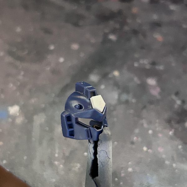 プラ板積層からの削り出しで形が出来上がりました。白くて分かりにくいけど、キットのものと遜色ないかと思います。接続ピンは作ってないので、塗装後は要接着ですが。（3枚目）