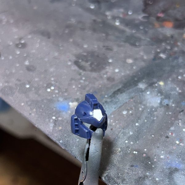 プラ板積層からの削り出しで形が出来上がりました。白くて分かりにくいけど、キットのものと遜色ないかと思います。接続ピンは作ってないので、塗装後は要接着ですが。（1枚目）