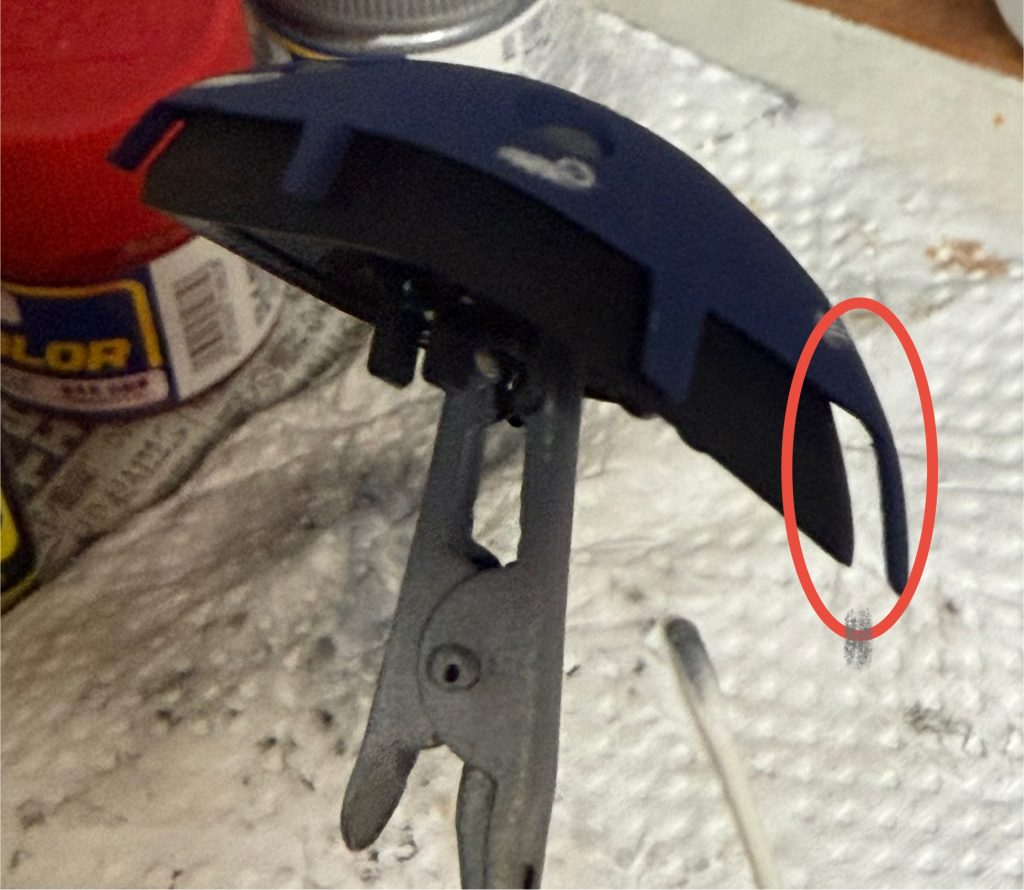 モノアイを正面に置いた場合、そのままだとレンズが干渉するので赤で囲った場所を双方削り込んでスペースを稼ぎました。以上、ありがとうございました。