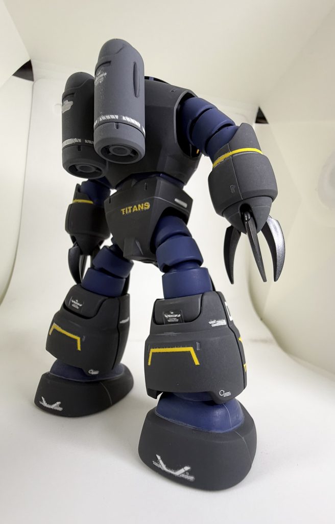 少し青の比率が少ない気もするけれど、水中ならばたぶん大丈夫。デカールの色は白と黄色に絞り込みました。