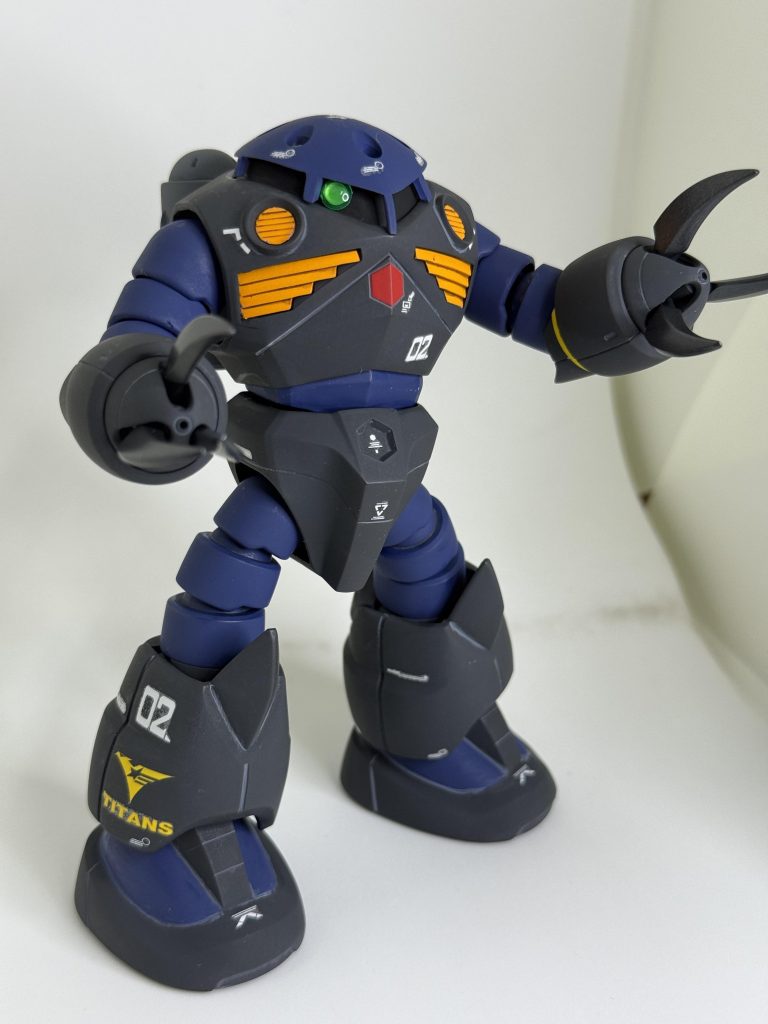 【塗装】本体A:ティターンズブルー1本体B:ティターンズブルー2バックパック:MSグレージオン系クロー:MSグレー連邦系インテーク:キャラクターイエローコクピット:モンザレッドデカール:面積が広いので1/100を中心に、手持ちのΖガンダムVer.Ka用などを使用しました。