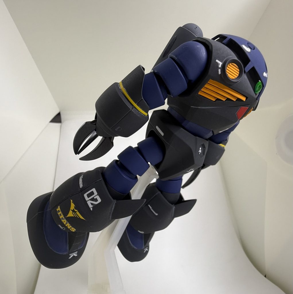 スタンド用に股関節に3ミリ穴を開けてポリキャップを仕込みました。