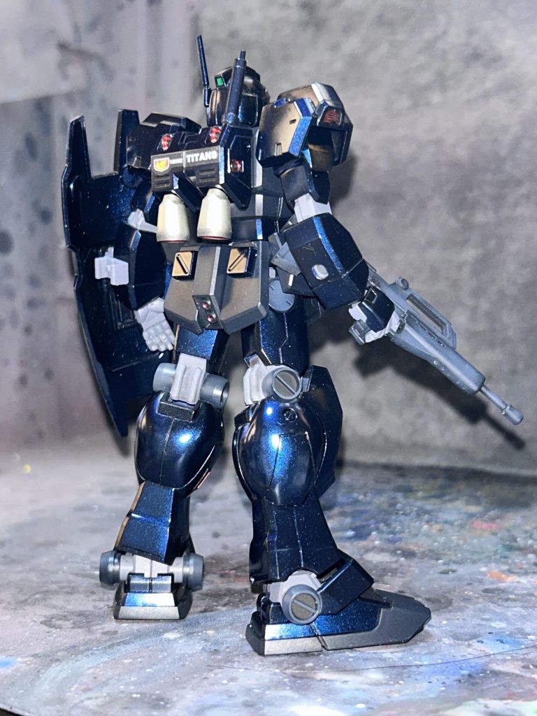 色については、黒部分がミッドナイトブルー、メインの濃いブルーにはプリズムブルーブラックを使用しています。→「ティターンズのシンボルカラー「黒」（偏光塗料のため青くも見える）が機體色に採用」とロボット魂MS開発秘録に書かれていたため、これしかないと思い採用しました。