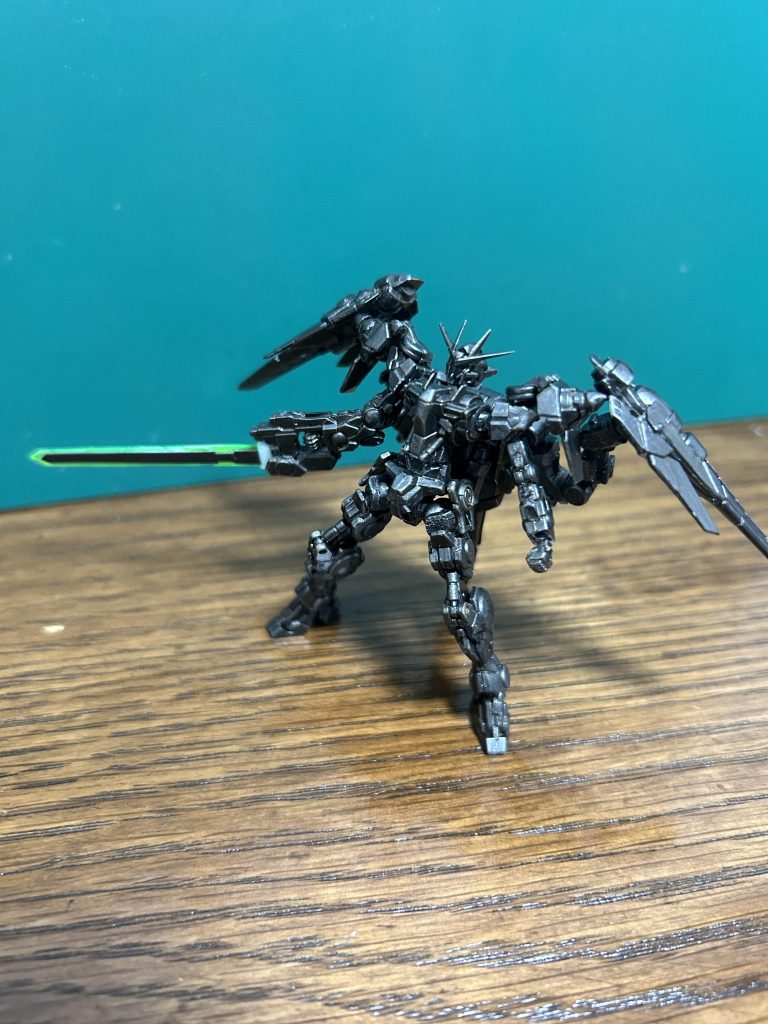 フル可動にしたアーティファクトの下塗りガンメタのままでもかっこいいかも