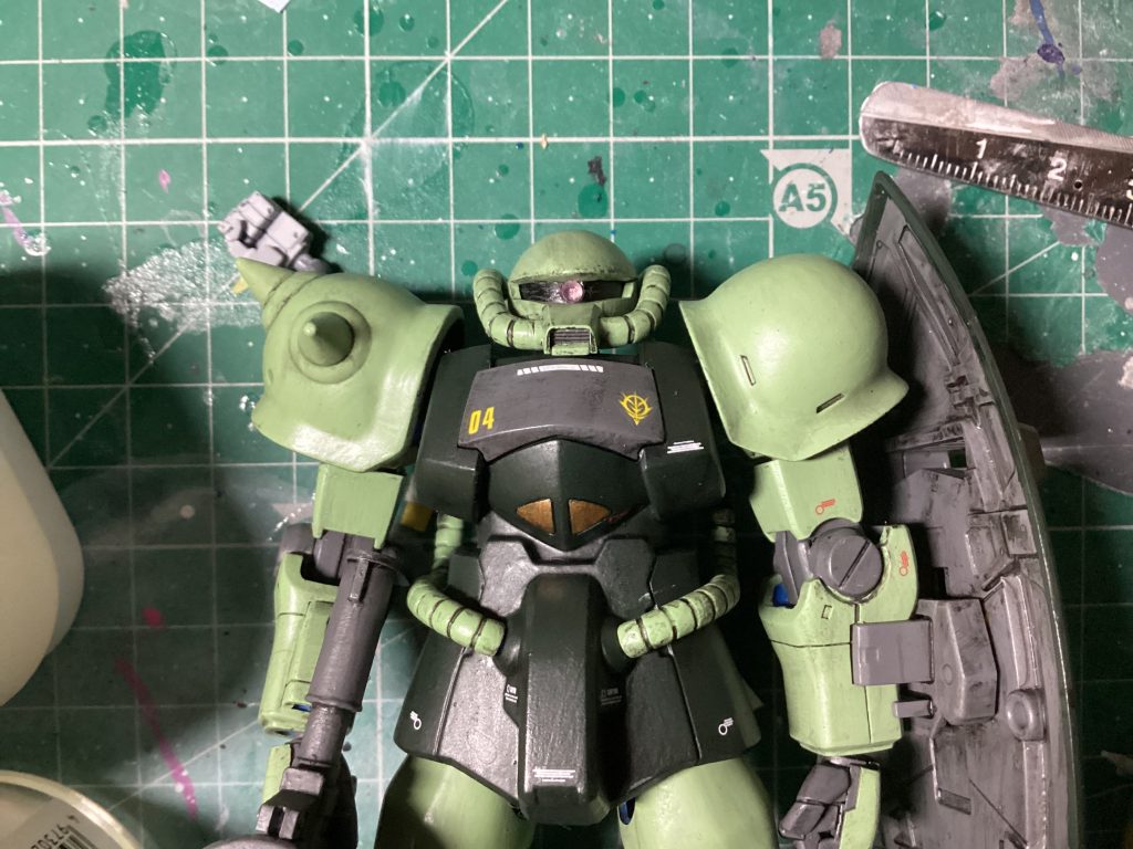 モノアイはモノアイレールに開けた穴に、めちゃくちゃ余ってるビームサーベルを突っ込みました。