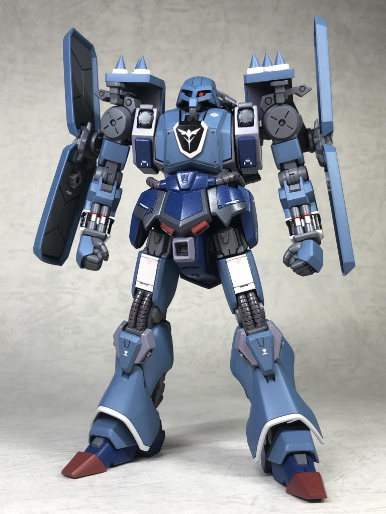 スタイルは抜群に良いけど合わせ目多め合わせ目箇所胸部中央側面、肩ブロック前腕太もも、ふくらはぎつま先、土踏まず赤配色部分、エンブレムは全てシールという優しくない仕様あとハメの基本加工と少々のスジ彫りと塗り分けモノアイは、Hアイズ2.5mmを埋め込み蛍光レッド塗装、裏にラピーテープ握り手はあるみにうむ様の丸LL