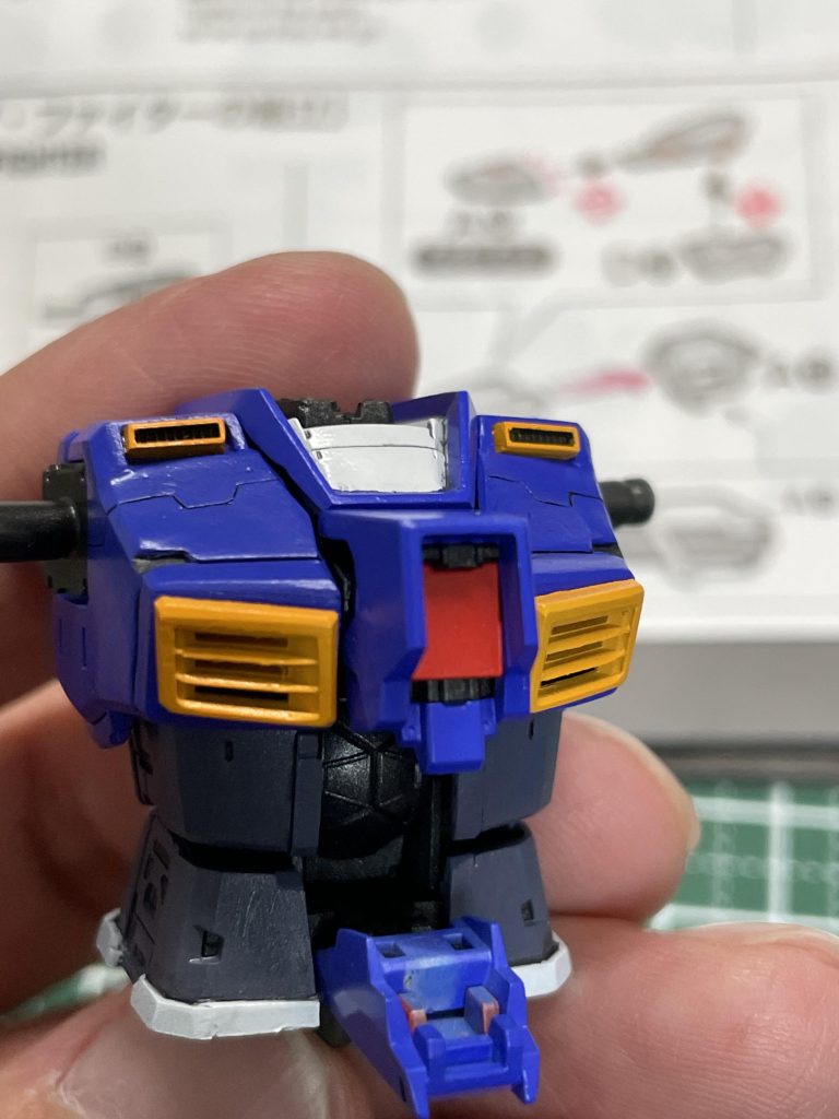 見えないとこですが、胴はコアファイターをオミットして全天周囲モニターを入れています。HGの時点でこれがあるのはこだわり感じるので活かしたかった。