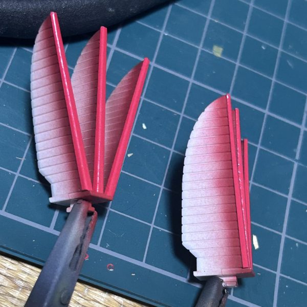 先に赤を塗って、赤のシールでマスキング。追従性は怪しいですが、形状はバッチリです。今回は旧キット準拠でガンメタ仕様にしますので、下地に黒サフ塗りました。ついでにグレーパーツたちも黒サフ塗りました。←写真はなし（1枚目）