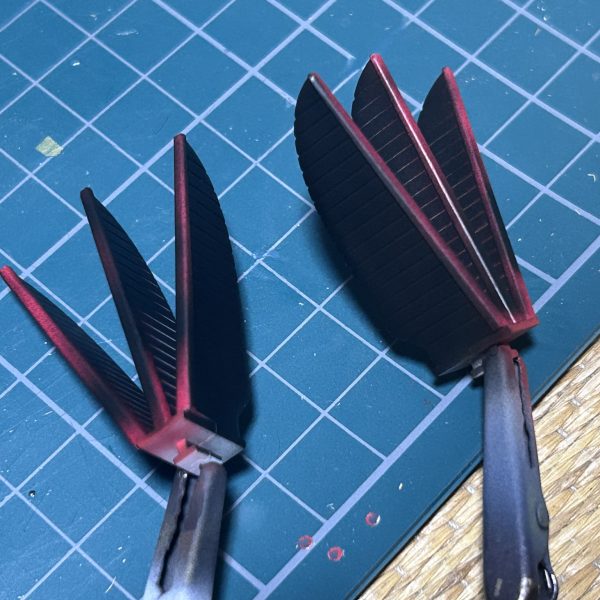 先に赤を塗って、赤のシールでマスキング。追従性は怪しいですが、形状はバッチリです。今回は旧キット準拠でガンメタ仕様にしますので、下地に黒サフ塗りました。ついでにグレーパーツたちも黒サフ塗りました。←写真はなし（2枚目）