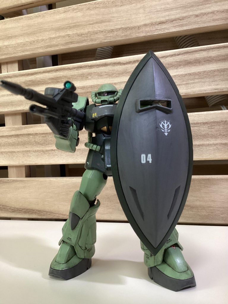 ザクマシンガンのスコープは緑色なのが好きなのでメタリックグリーンで塗りました。