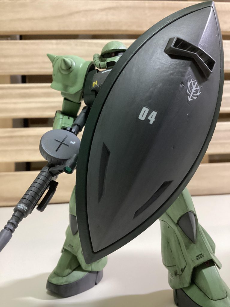 シールドにでっかいジオンマークが貼りたかったんですけどなかったのである中で1番大きいのを貼りました。