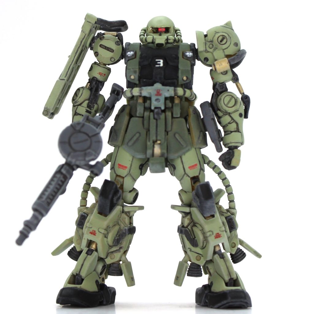 モノアイはバンダイの3Dメタリックシールの一番径が小さい物です。適当なプラ片に貼って厚みを合わせ、頭部の下側に孔を開けてモノアイを内部に差し込み、接着しました。