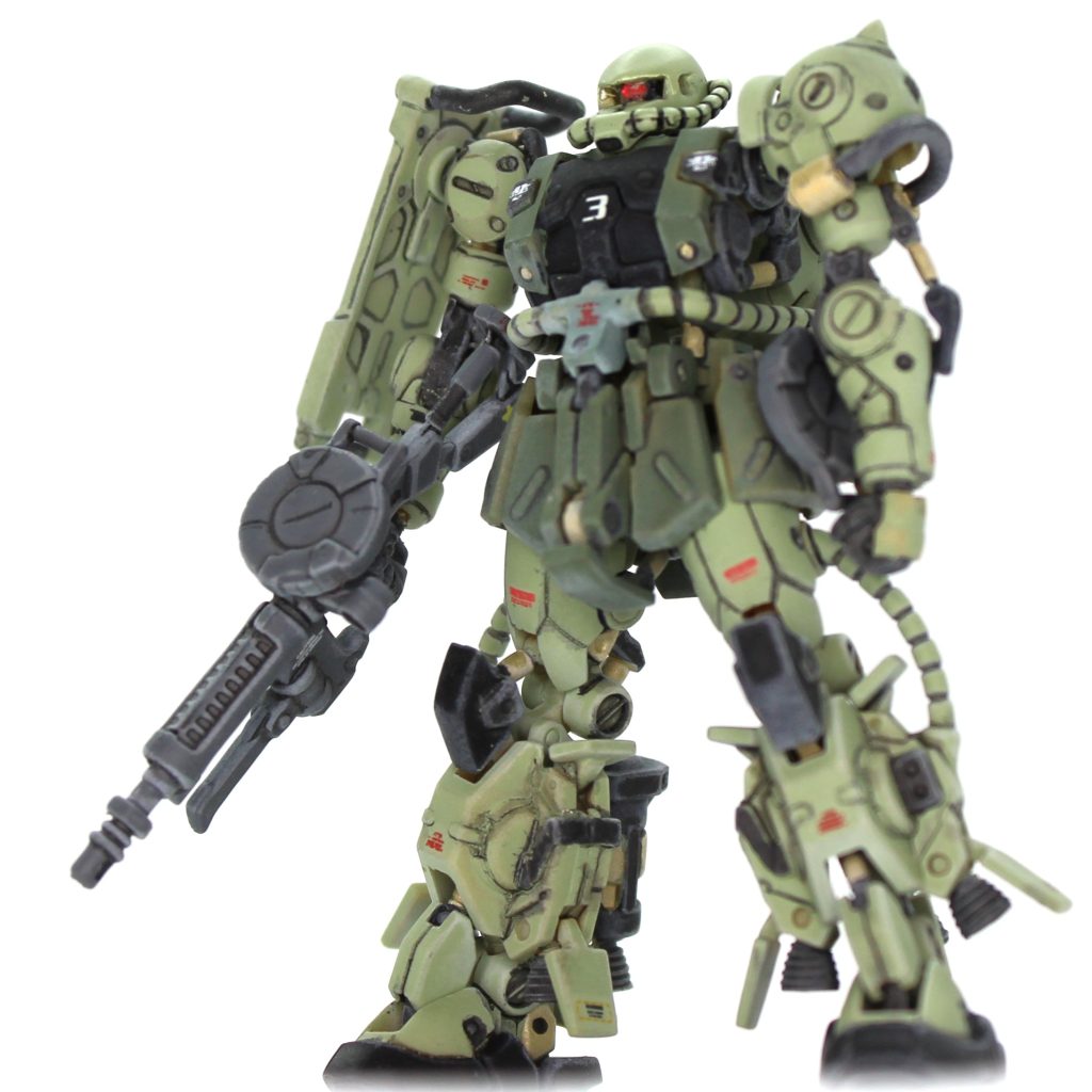 さらに、顎が引けるように首関節の一部を切除して調整しました。計30分も掛からない改修でしたが、一気に精巧感が増して引き締まった印象になったと思います。今後アーティファクトザクを作る場合はマストの改修にしようと思います。最後までご覧いただきありがとうございました。