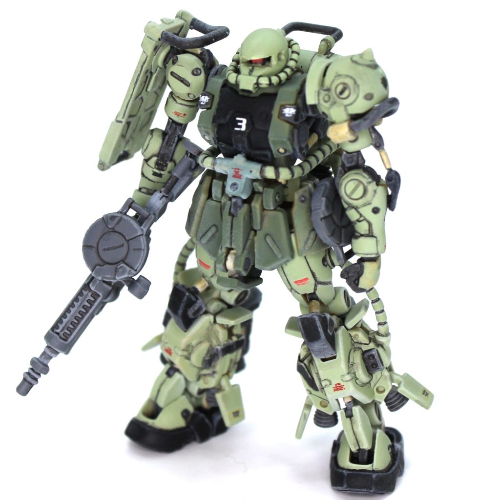 肉で埋まっているモノアイ部をナイフでくり抜き、上側を接着＆パテで分割線を埋めました。モノアイは上目遣いの方がカッコイイので、接着前に上側の裏側を窪ませておきました。