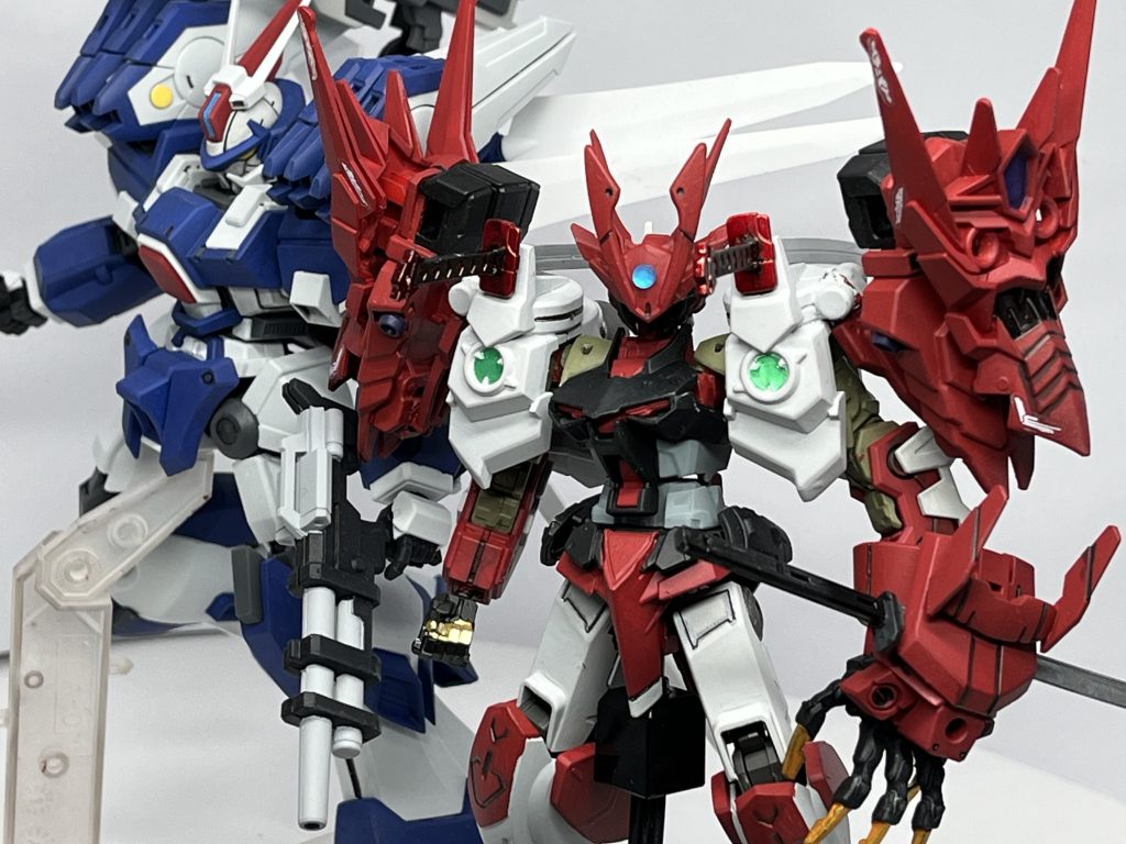 以上、アストレイン・リヒカイトでした!私事で恐縮ですが、今作で100作目になりました。いつも暖かく応援してくださる皆さまにこの場を借りて御礼を🙇本当は別の機体が先に仕上がっていたのですが、節目はやはりびっくりメカでないといけない使命感が勝ってしまいましたwこれを作りたくてイエサブで鬼盾のバラ売り買って2つ揃えてあったんですが、モデルにする機体がだいぶ独特でなかなか形にできずキットも長い間積むことに٩( ᐛ )وただ悩んでいてもアレなので盆休み中に着手する事に!最後は彼氏(?)のアクセル君と並べて締めさせていただきます。うしろのやつは見切れるぐらいだから御容赦下さいwアクセル『いこうかアルフィミィちゃん!アルフィミィ『その口調、また記憶喪失になってますのね。今年中に目指せ120作品⤴️笑