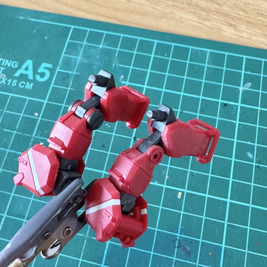 手首周りのパイプを一体成形からくり抜いてます。完成時はあんまり目立ちませんでした(泣)