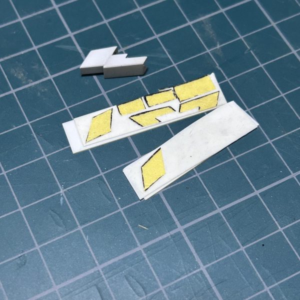 切り出して箱組み中です。この部分の塗装は明日になりそうです。ちなみデカール貼りまで進めました。（1枚目）