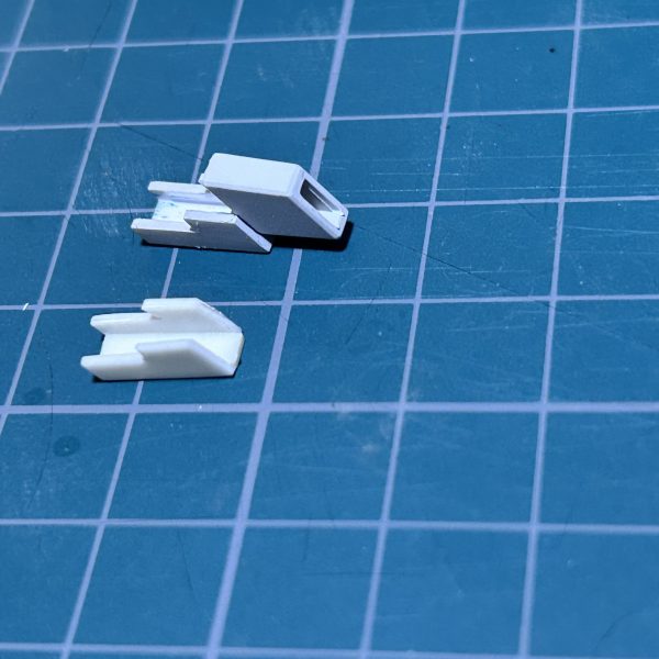 切り出して箱組み中です。この部分の塗装は明日になりそうです。ちなみデカール貼りまで進めました。（2枚目）