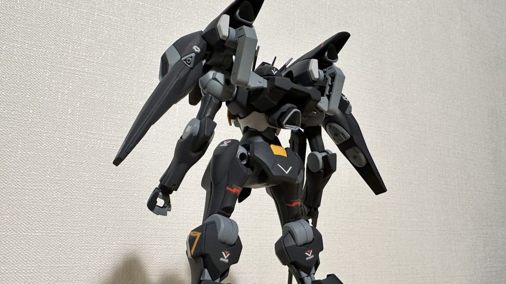 後ろ姿もアーマードコア感。デザイナーの稲田さんも自由にデザインしつつ、プラモデル化する際のギミックまで考えてもらっていたようで、バックパックの構想は見事。