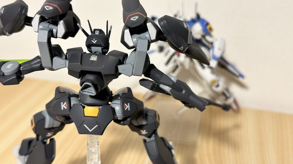 後ろ姿。スラスター多めな機体はやっぱり好みだな。