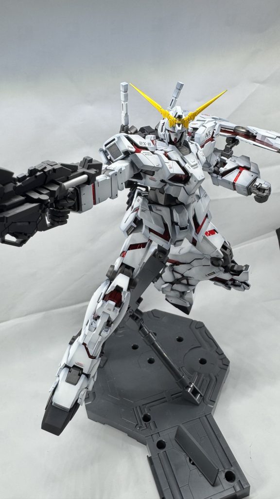 ガンダムベースのチョコ缶のポーズ 次はMGバンシィ作りたいですが、塗装予定がない機体をサクッと作りたい気も。。