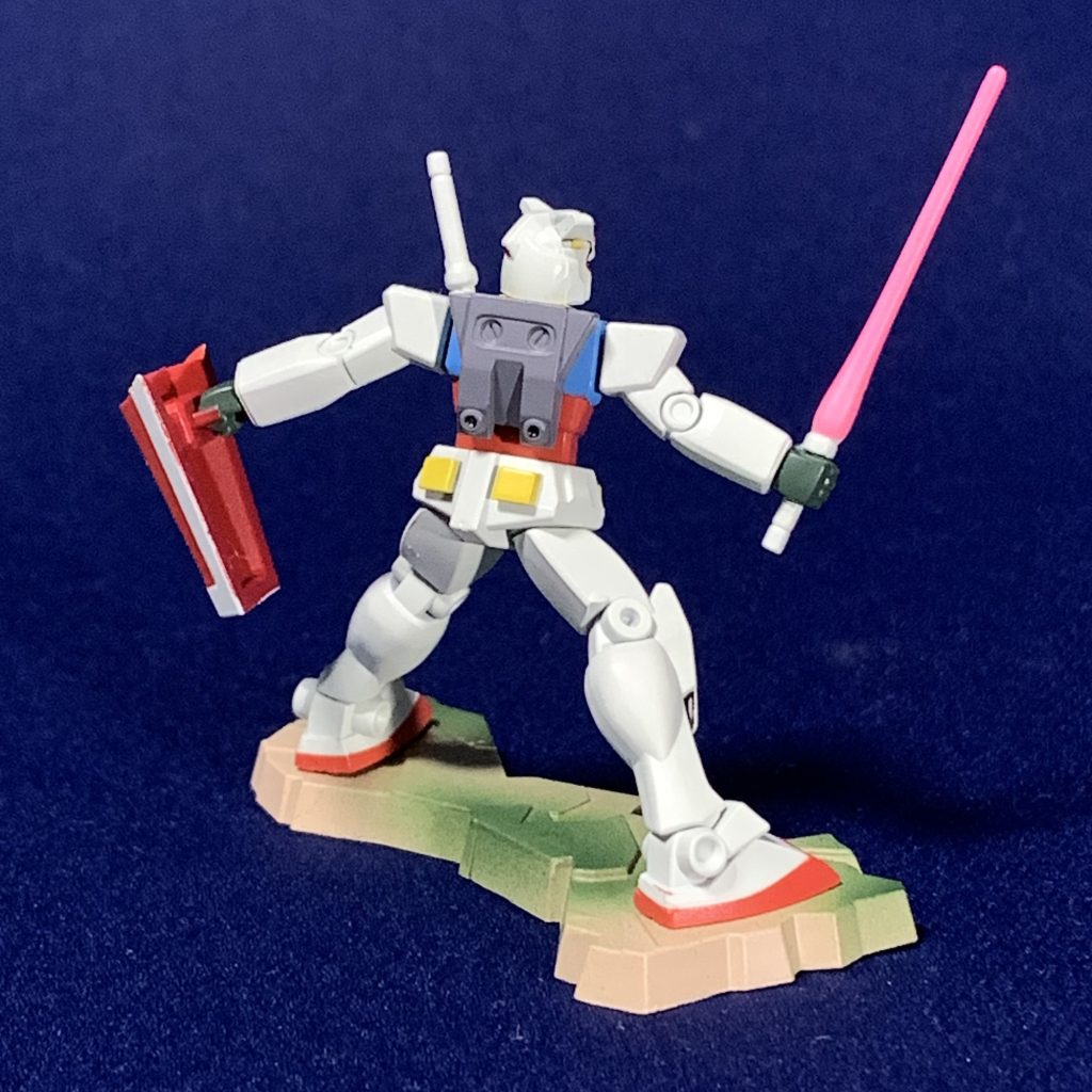 背面から。小サイズながら細かくパーツ分割されているので、塗装はしやすかったです。