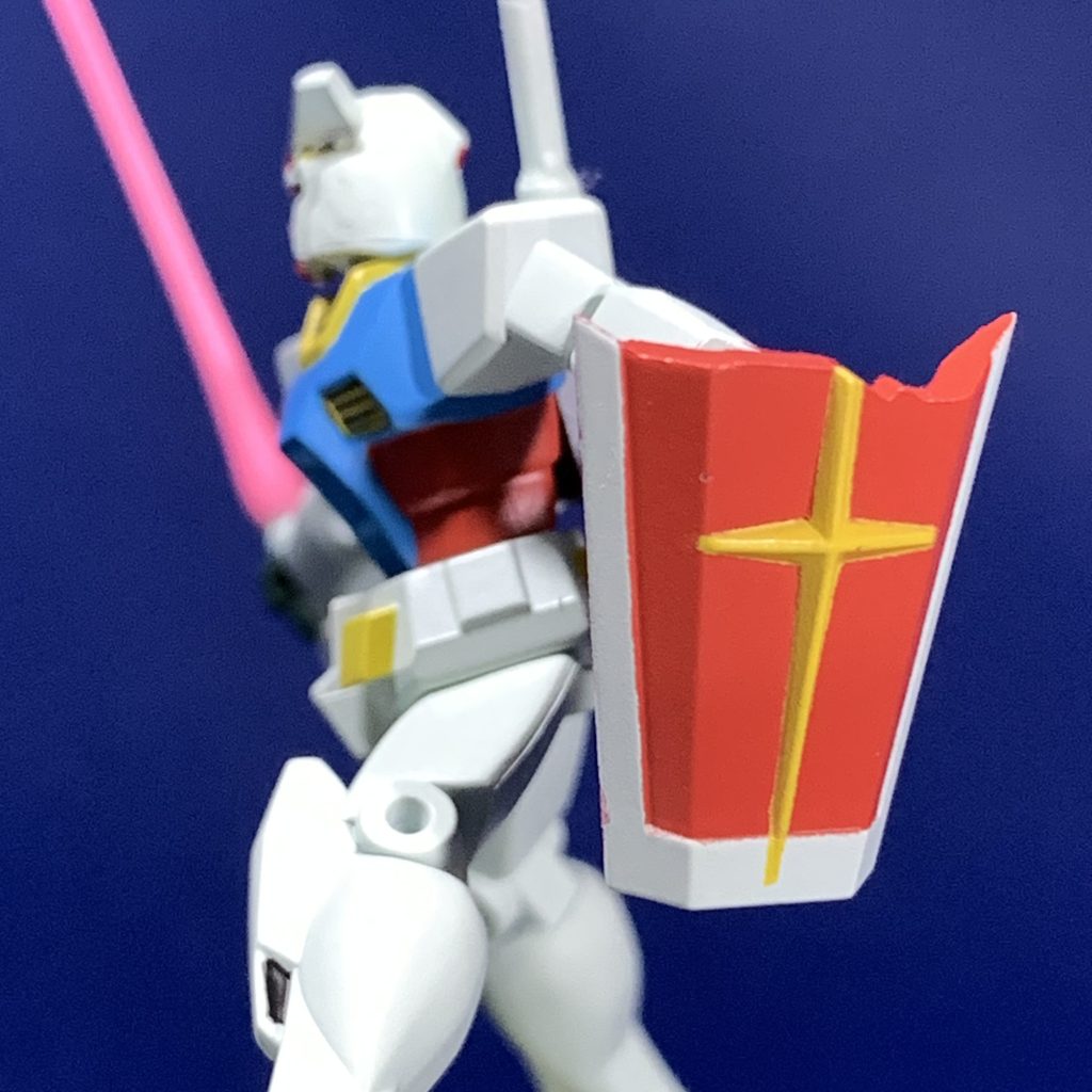 シールドはドムの攻撃によって半壊した状態で再現されています。