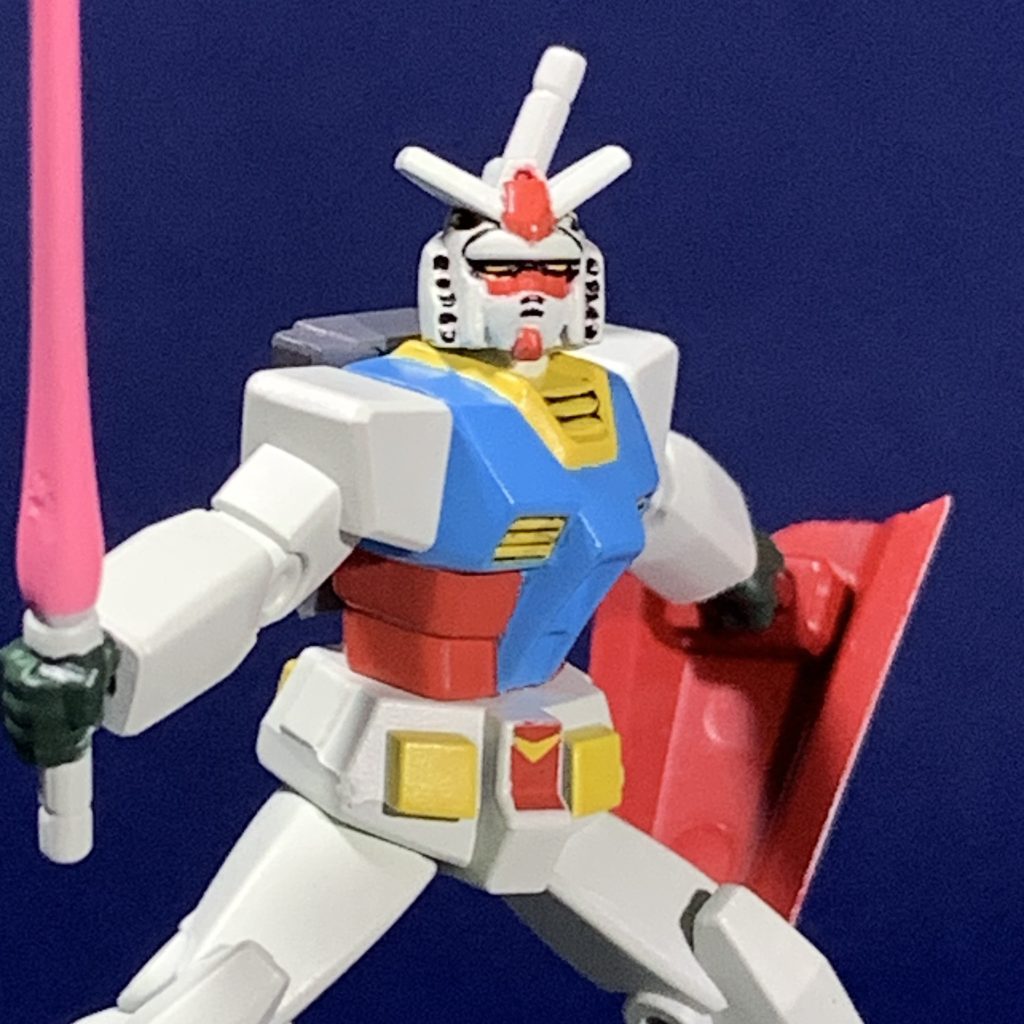 頭部は小さいながらもしっかり造形されています。マスクのへの字や股間のVマークはモールドがないので、フリーハンドで書き込みました。