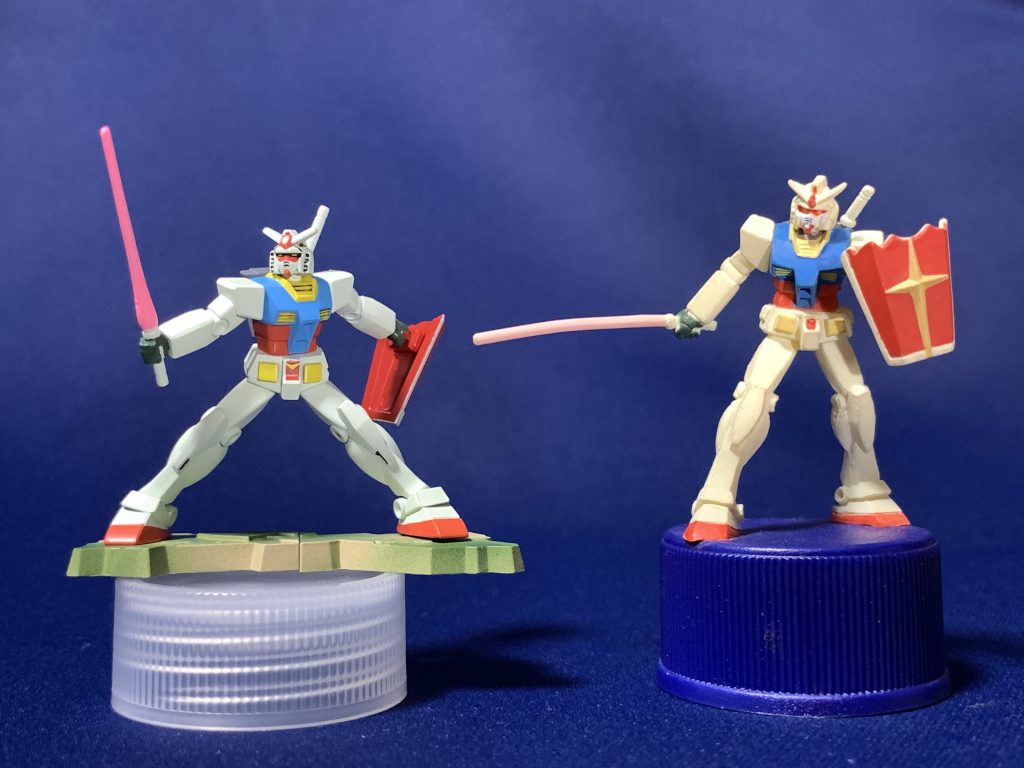 たまたま手元にあったので、昔のボトルキャップと並べてみました。どちらも同じシーンのポージングですが、それぞれ違いがあって面白いですね。20年以上前の製品ですが、ボトルキャップもいい造形してます。