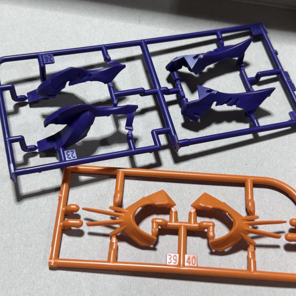 こちらのパーツを注文したので使用していきたいと思っています。色分けの都合で新規パーツとされていますが、形状的にこちらが好みな気がして流用します。脚に使うパーツだけ集めてみましたが、結構な量です。塗り分けやらなんやら大変そうなので、今回は部位ごとに制作を進めてみようと思います。とりあえず、脚からということで。（2枚目）