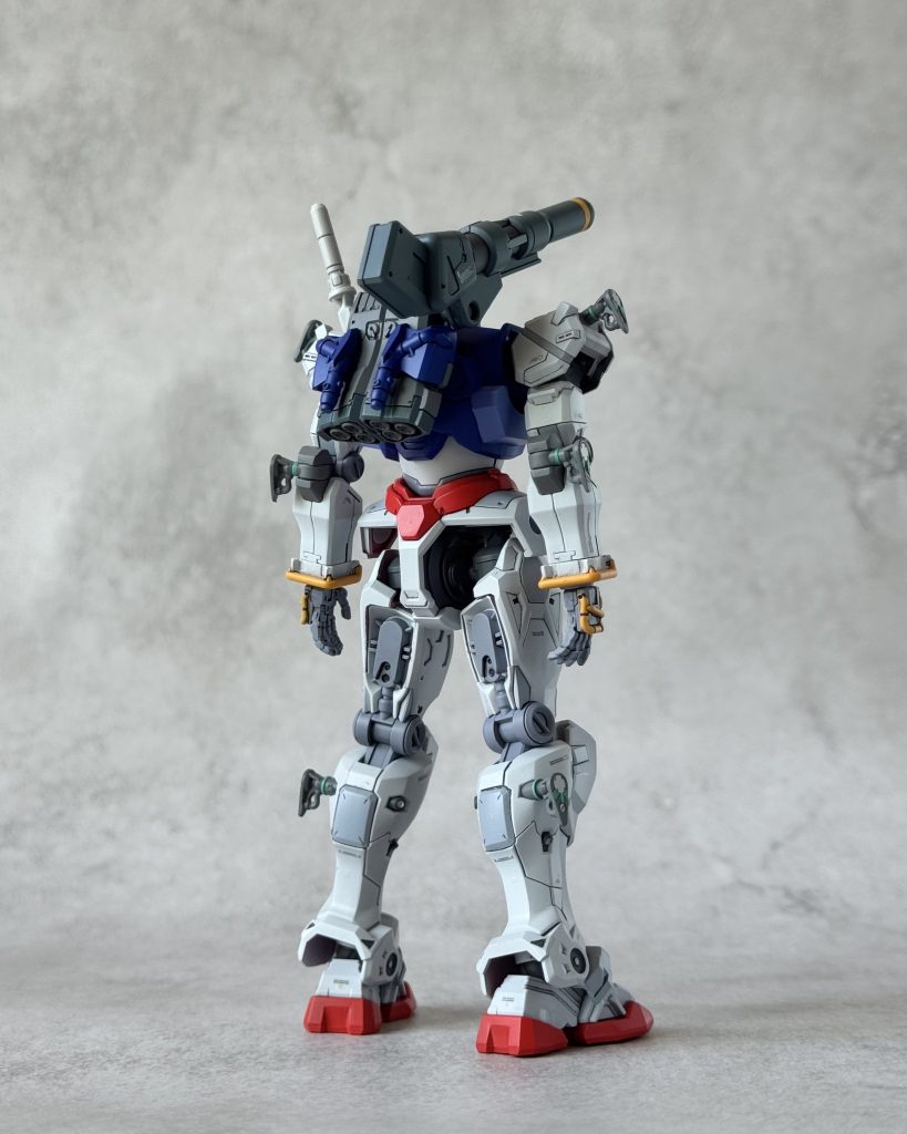 膝関節裏がメカメカしくて、このキットで一番好き！肩キャノンはブルーグレーで色分け、イエローとホワイトのラインが綺麗。