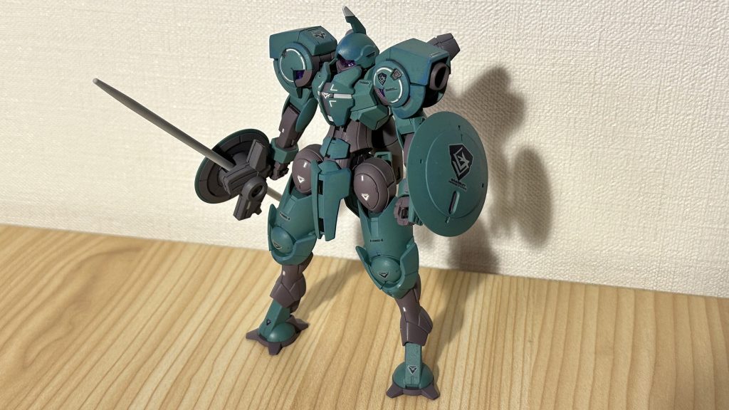 量産機であって量産機っぽくない機体だと感じています。プロポーションがやはり良い。パーツ数が少なく、塗りやすかったのにとてもかっこいい。お得感を感じました。
