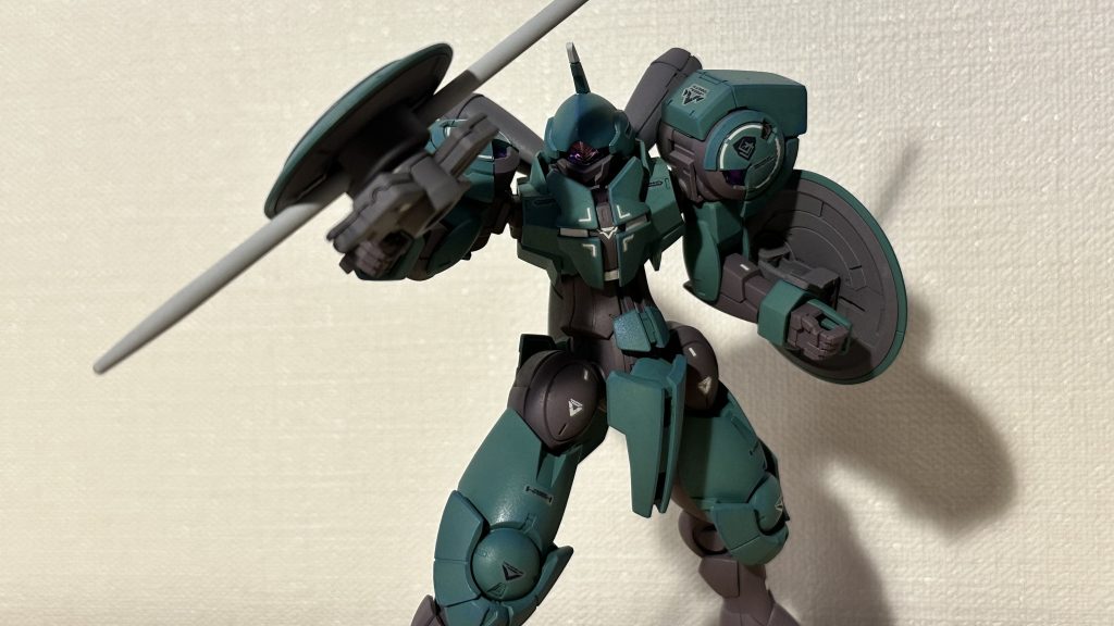 面白い武器、シールドが二つある機体も珍しい。