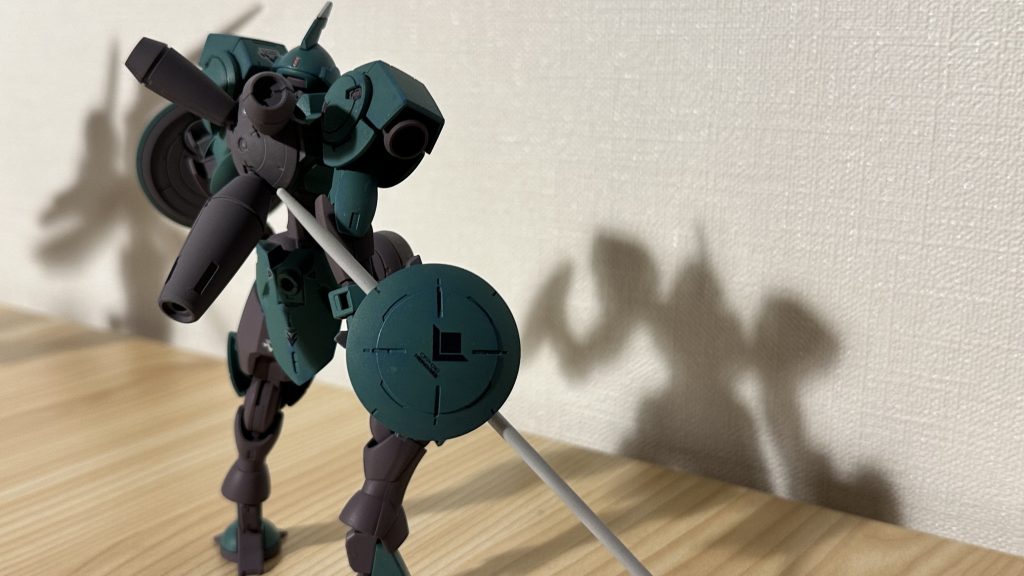 良いモビルスーツは後ろ姿も良い。後ろ姿で飾りたくはないけども、見たい笑