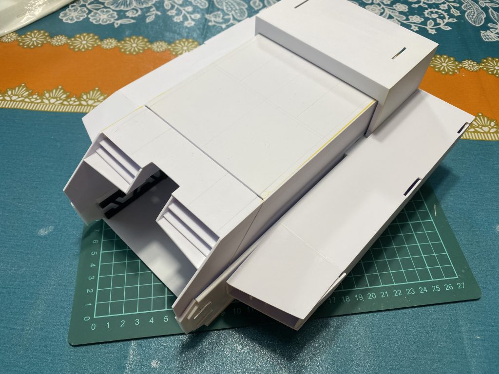 パーツはプラ板からPカッターで切り出しましたが、これが失敗。Pカッターは断面がV字になるので、結局断面を整えるとコンマ数ミリズレます😭