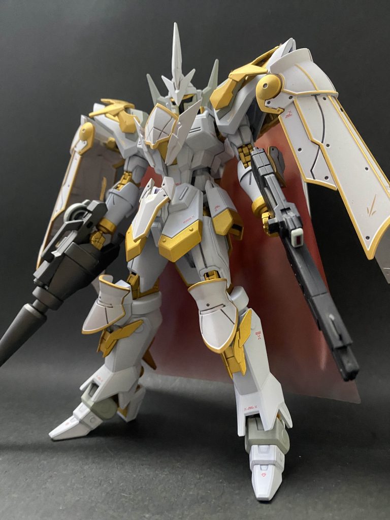 基本的な性能はルドラと同等だが、指揮官機用の大型の頭部アンテナと追加装甲が施されている。